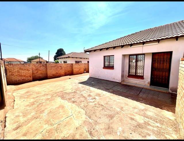 2 BEDROOM HOUSE FOR SALE IN WESTONARIA